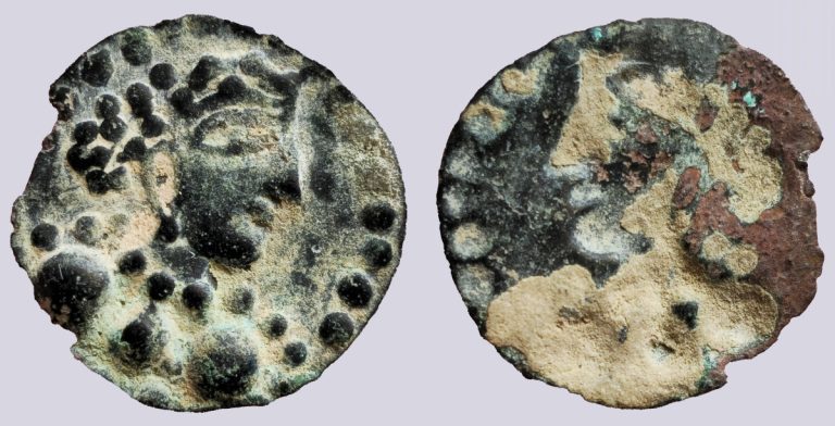 Central Asia, AE bracteate in Hunnic  style - Image 1