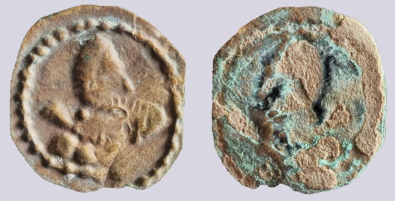 Iranian Huns, AE bracteate of Alkhon style - Image 1